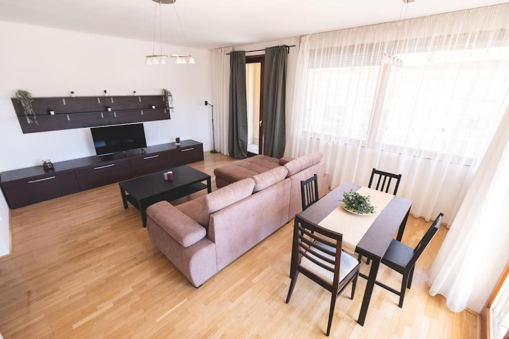 Apartman Bright Downtown Balcony Retreat