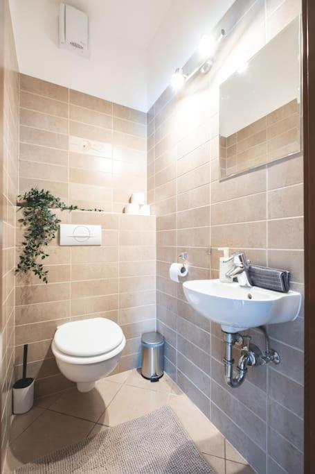 Apartman Bright Downtown Balcony Retreat *