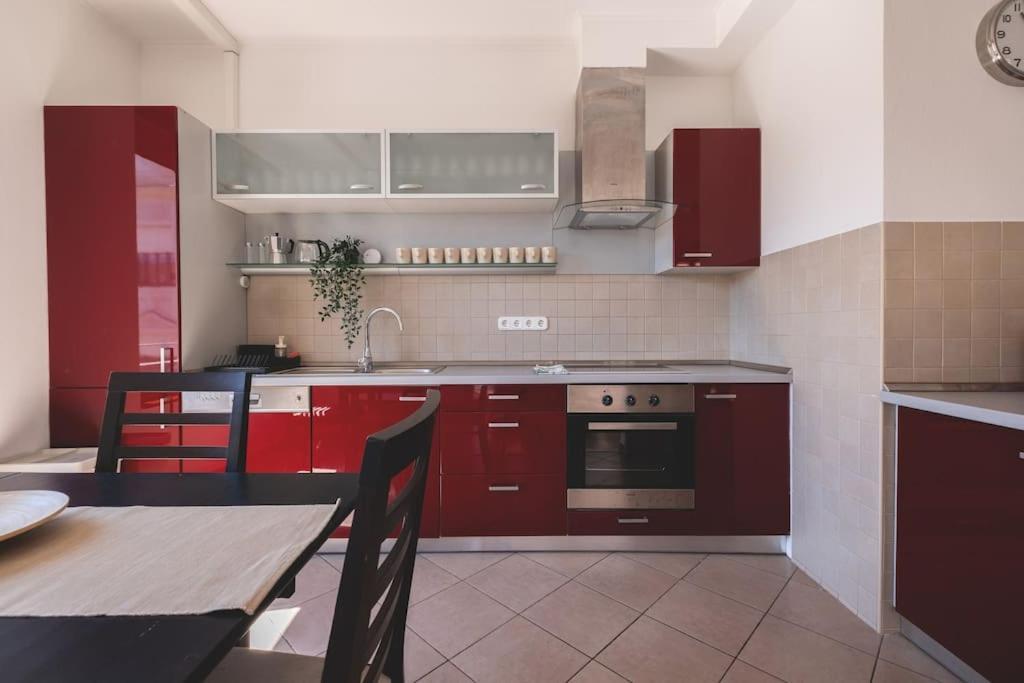 Bright Downtown Balcony Retreat Appartement
