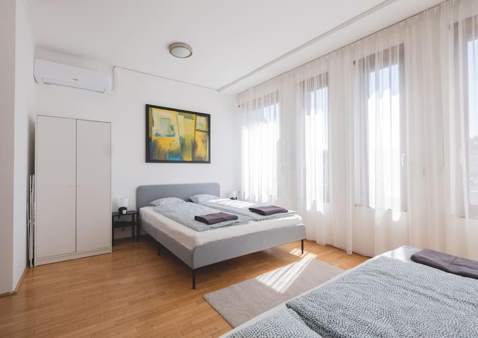 Appartement Bright Downtown Balcony Retreat