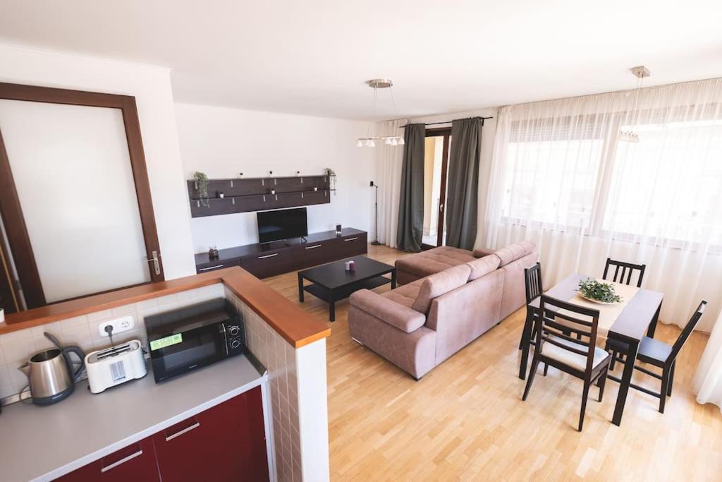 Bright Downtown Balcony Retreat Apartman