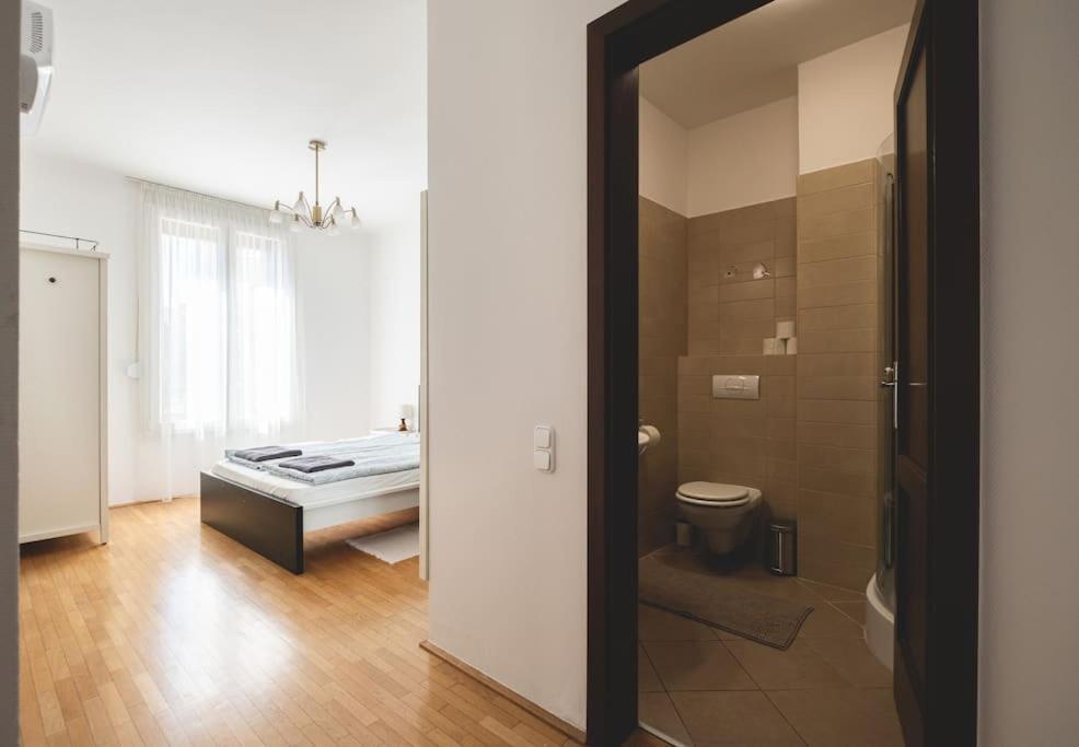 Apartman Bright Downtown Balcony Retreat