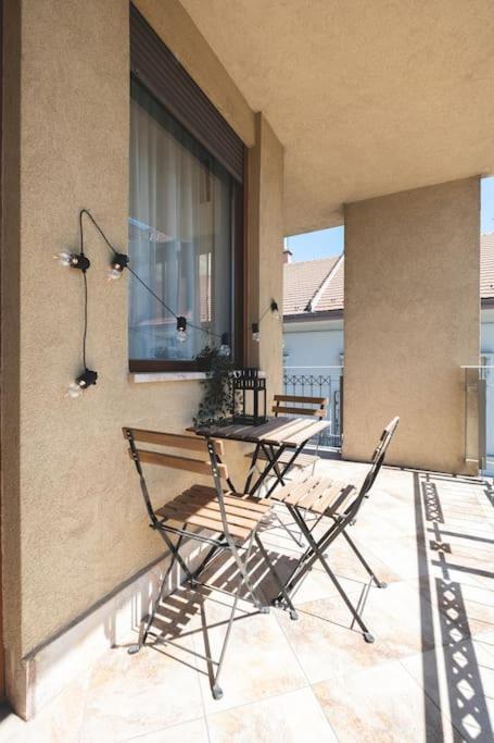 Bright Downtown Balcony Retreat Apartman *