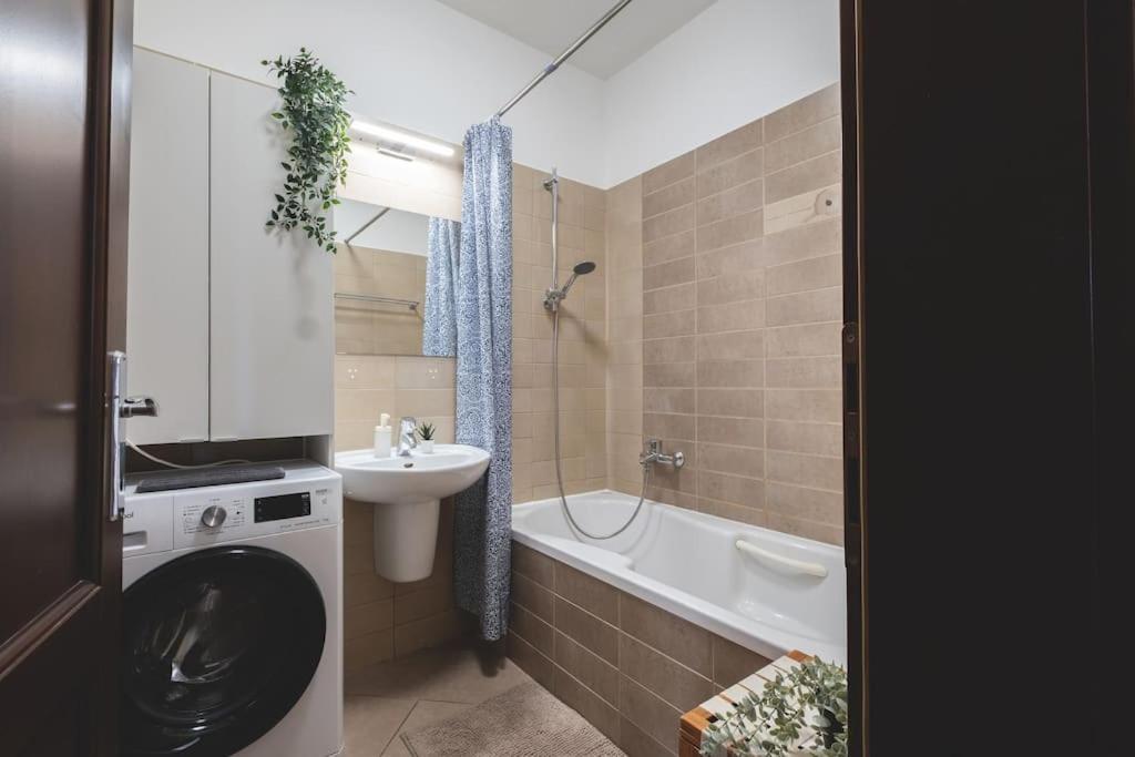 Apartman Bright Downtown Balcony Retreat *