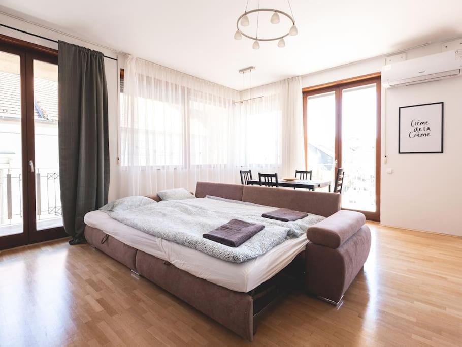 Apartman Bright Downtown Balcony Retreat *